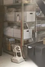 階段のそばにある金属製の棚