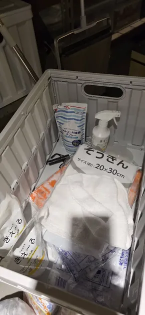 グレーのボックスに入った食器・コーヒー・清掃用品